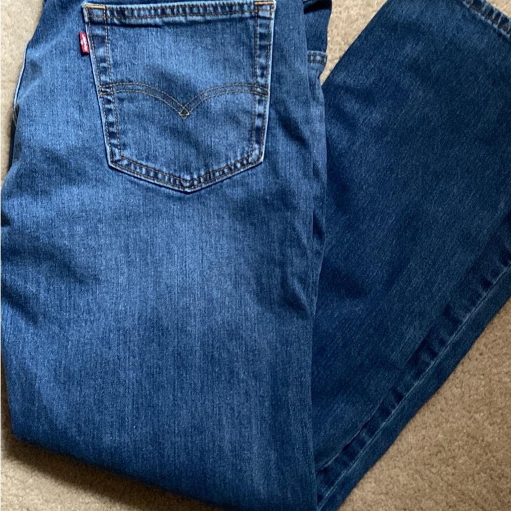 Levi's Men's 514 33 x 32 Straight Fit Denim Jeans. Medium wash. Like new!